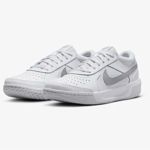 Like new white Nike sneakers tennis shoes 9.5